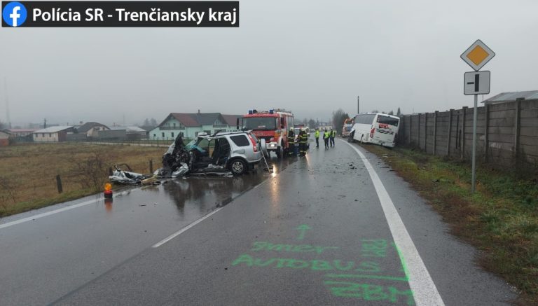 Tragická nehoda autobusu a auta