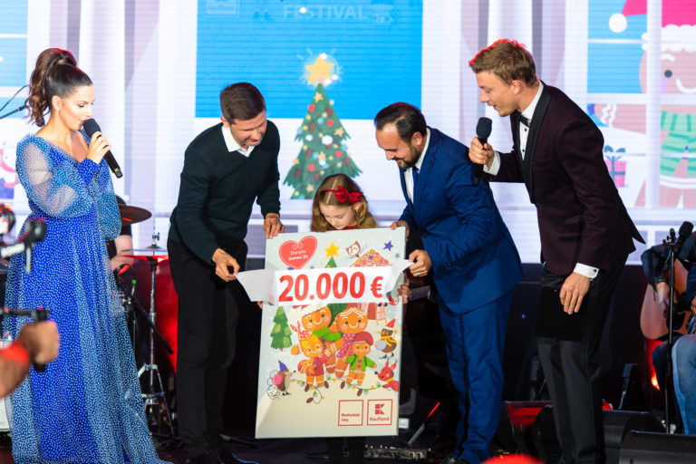 Aby rodiny mohli zostat spolu kaufland odovzdal sek so sumou 20 000 eur.jpg