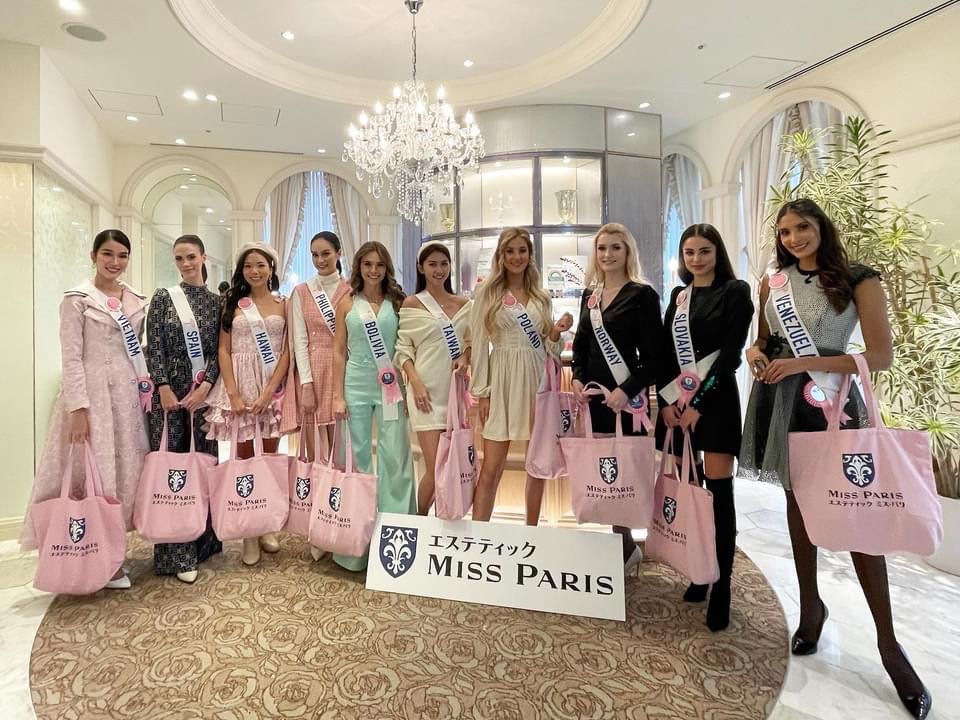 Delegatky v miss paris salone.jpg