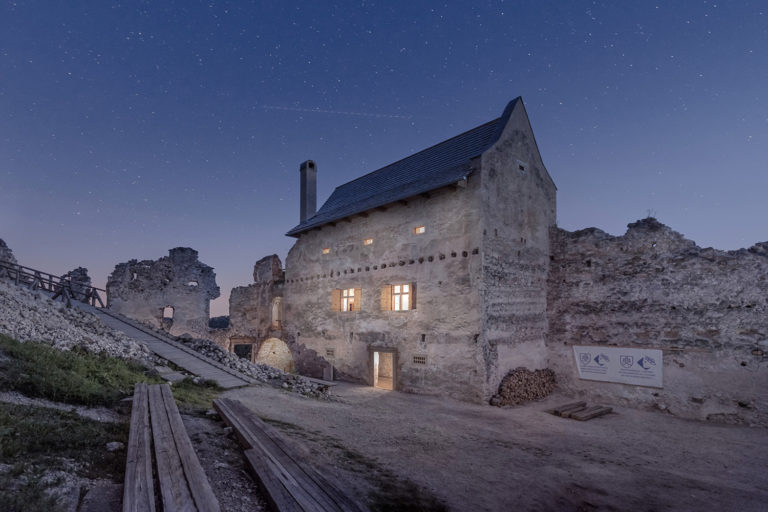 Hrad_uhrovecpodhradie_titulka_1500x1000.jpg