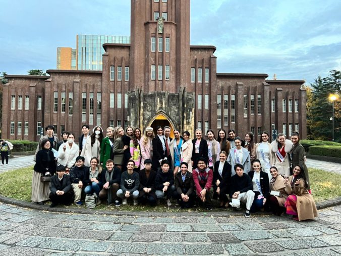 Pred tokijskou univerzitou so studentami.jpeg