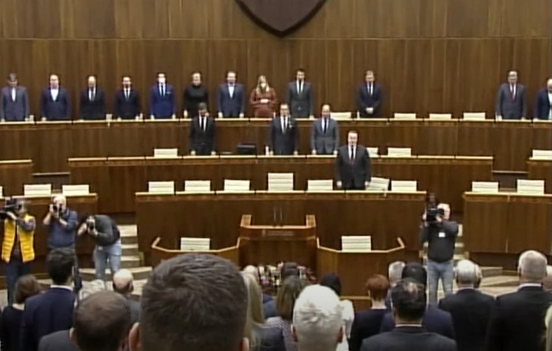 Minúta ticha, parlament