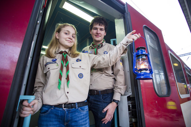 V sobotu 17. 12. 2022 roznesu slovenski skauti symbol nadeje a predzvesti vianoc vo vlakoch zssk na cele slovensko.jpg