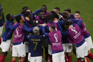 Francúzski hráči oslavujú po štvrťfinálovom zápase majstrovstiev sveta vo futbale medzi Anglickom a Francúzskom na štadióne Al Bayt v Al Khor, Katar