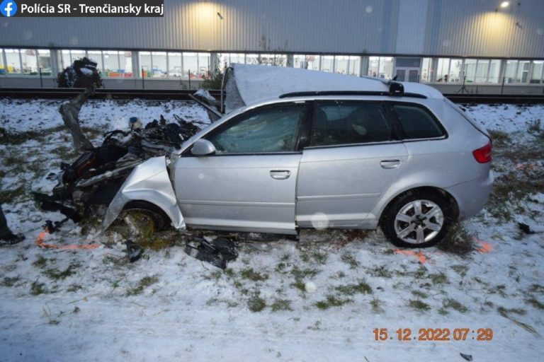 Auto po zrážke s vlakom