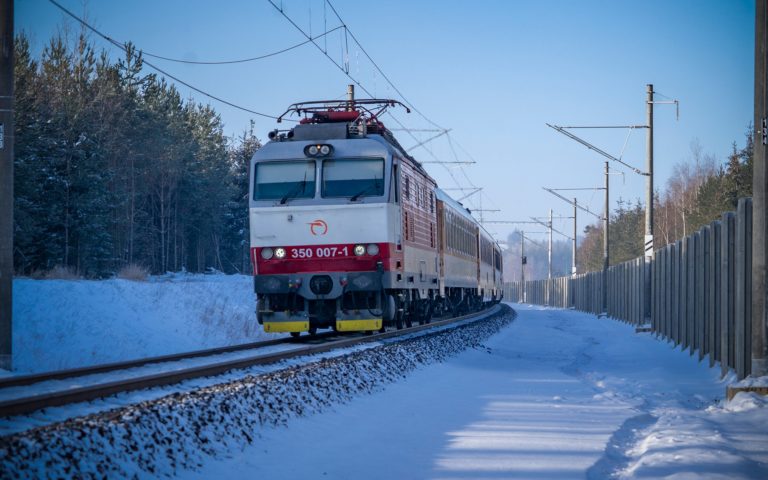 Zssk posilni 25 ic vlakov o 38 voznov.jpg