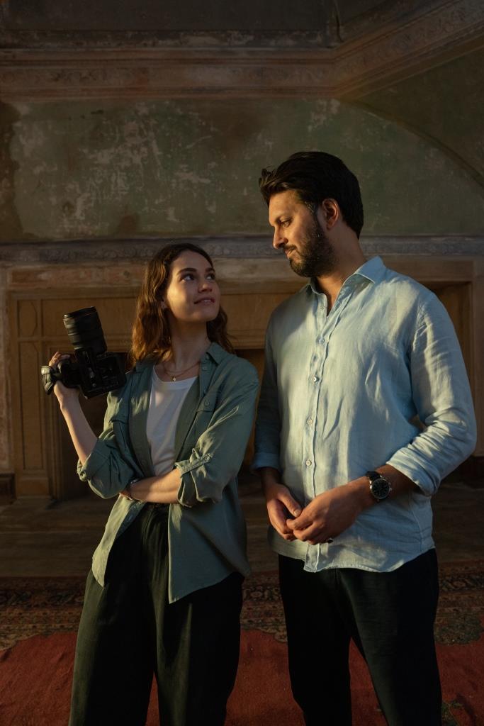 Co s tym ma laska_lily james shazad latif.jpg