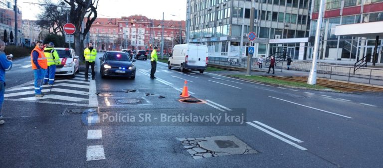 Na Miletičovej ulici sa prepadla vozovka