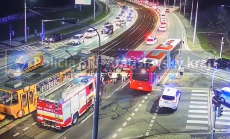 Zrážka električky a auta, dopravná nehoda