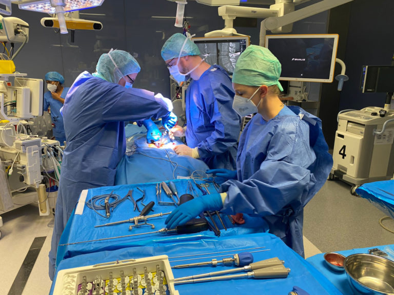 Univerzitná nemocnica Bratislava, operácia, doktori