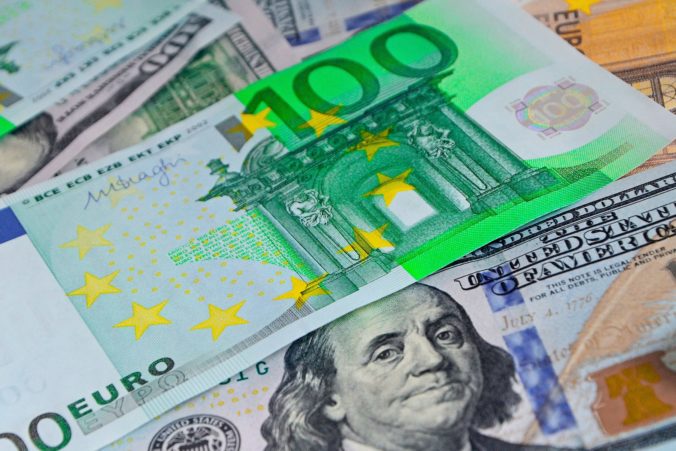 Euro kleslo voči doláru, americká mena si polepšila aj oproti euru
