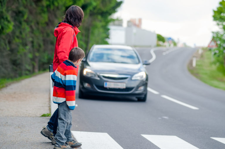 Auto, chodci, cestná premávka
