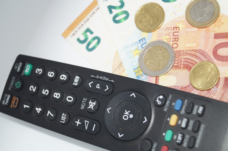 Televízia, ovládač, peniaze, euro