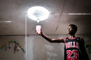 Unikátny vynález: Solárne svietidlo, ktoré dokáže vyrábať pitnú vodu
