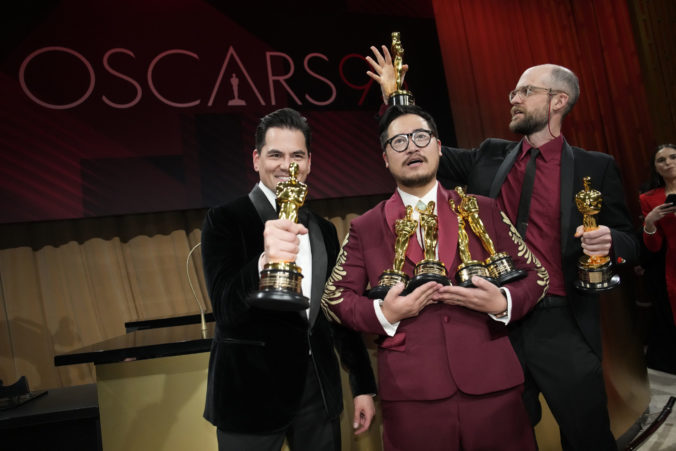 Oscar 2023, Jonathan Wang, from left, Daniel Kwan, Daniel Scheinert