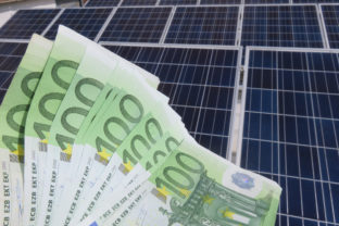 Peniaze, solárne panely, OZE, obnoviteľné zdroje energie