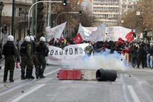 Grécko, protesty, zrážka vlakov