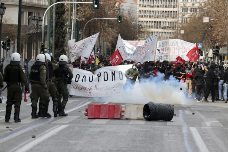 Grécko, protesty, zrážka vlakov