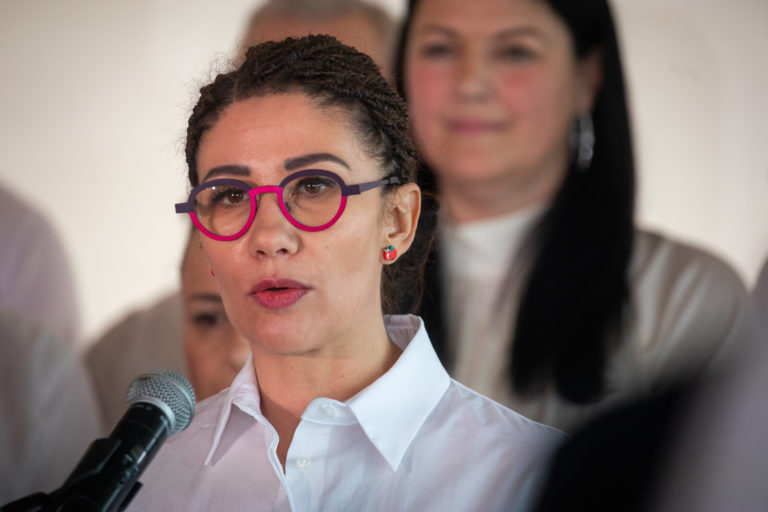 Lucia Ďuriš Nicholsonová, Jablko