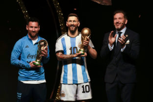 Lionel Messi a jeho socha v životnej veľkosti