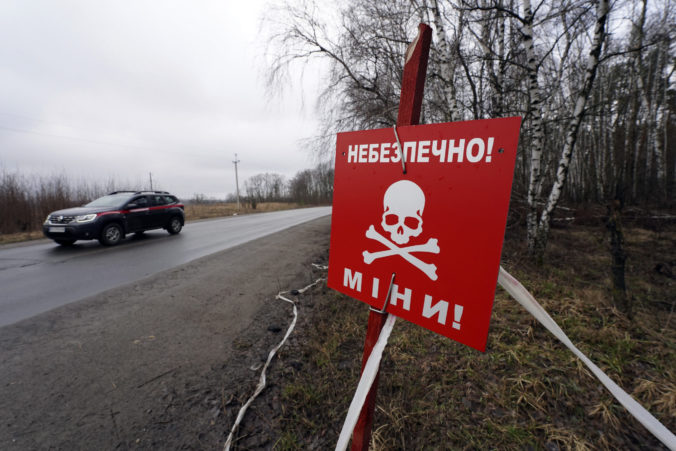 Muž zomrel pri výbuchu míny, život civilistu si vyžiadal aj ruský útok v Chersonskej oblasti