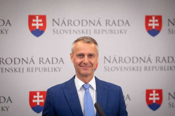 NR SR: Porušenie zákona na pozemkovom fonde