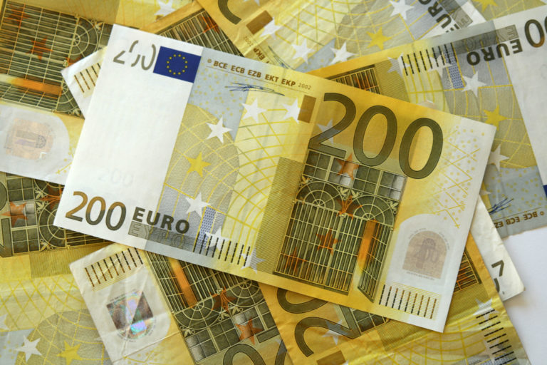 Peniaze, 200 eur