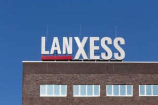 Lanxess_brand na budove.jpg