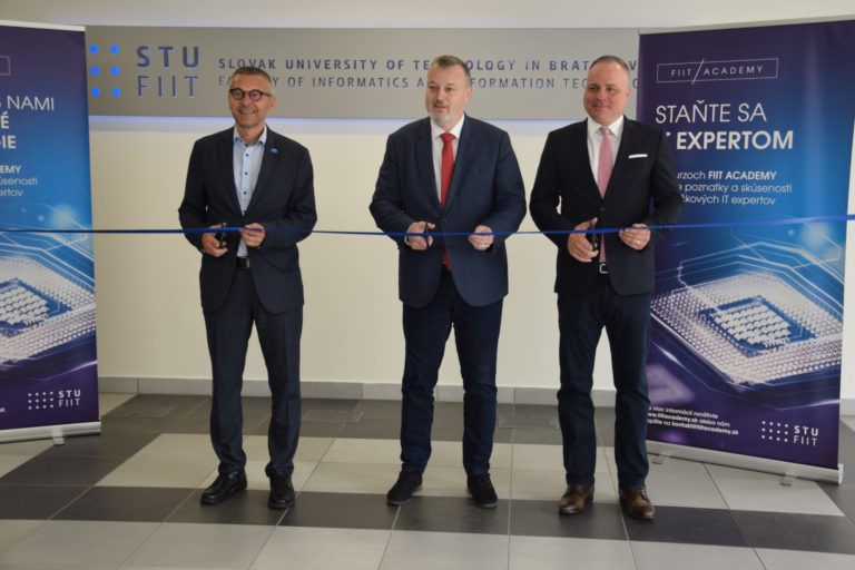 Slávnostné otvorenie FIIT Academy