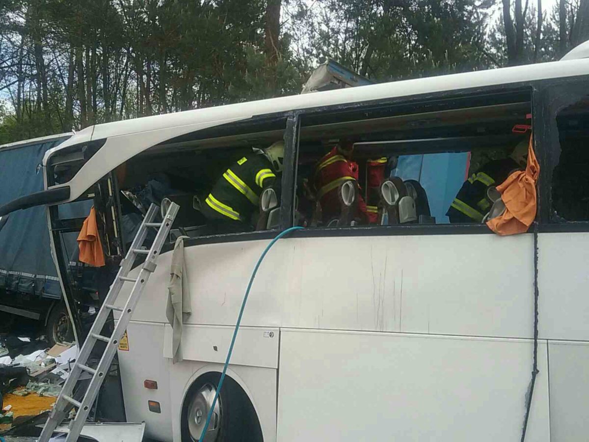 Zrážka, autobus, kamión, D2