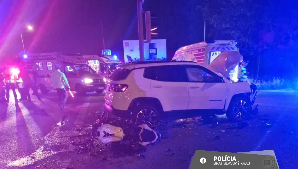nehoda, zrážka auta s motorkárom