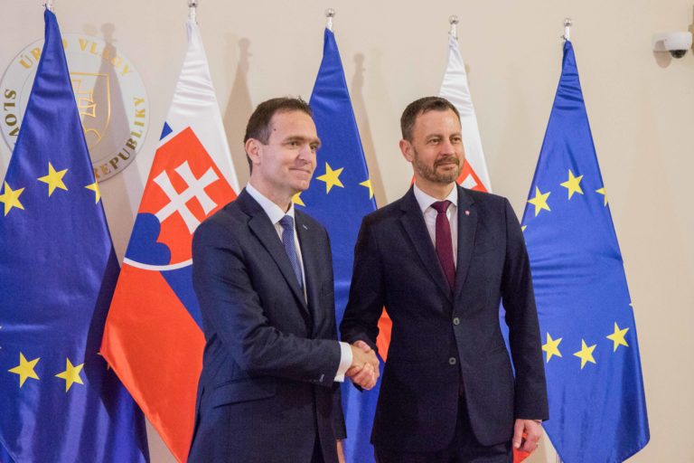VLÁDA: Nový premiér si prevzal od Hegera úrad vlády
