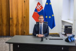 VLÁDA: Nový premiér si prevzal od Hegera úrad vlády