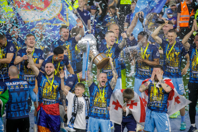 Slovan oslávil titul šampióna Fortuna ligy domácou prehrou, Zlaté Moravce poslal do baráže vlastný gól