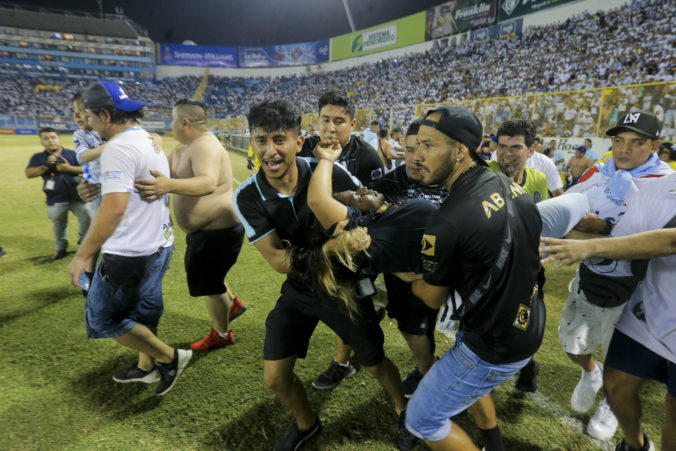 Na futbalovom štadióne v Salvádore došlo k tragédii, v tlačenici zomrelo najmenej deväť ľudí a desiatky sa zranili (video)