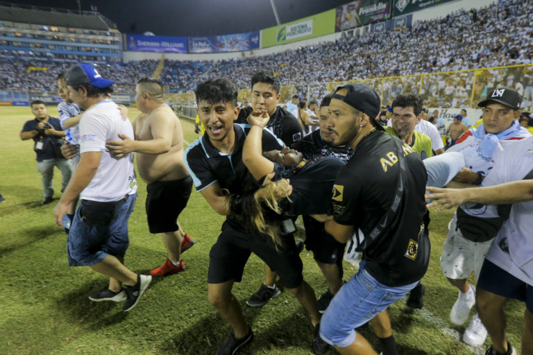 Salvádor, tlačenica na futbale