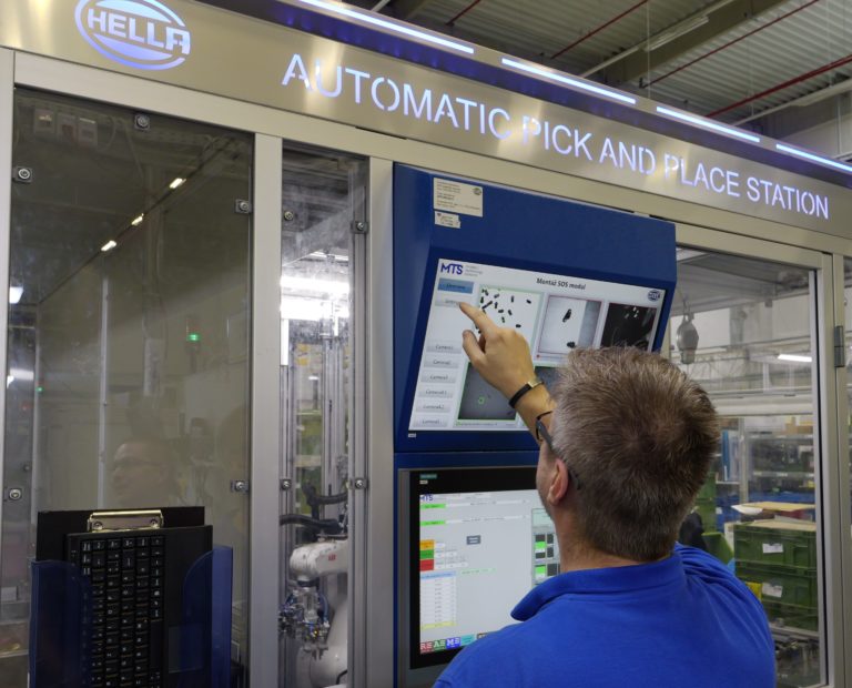 Automaticka stanica pick and place v zavode hella trencin.jpg