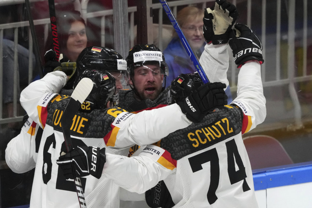 Nemecko prešlo cez Švajčiarsko do semifinále MS v hokeji 2023, Spojené štáty americké si poradili s Českom (video)