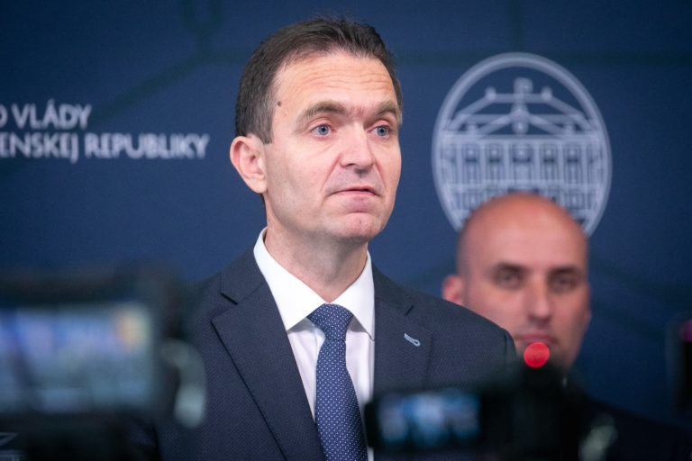 VLÁDA: Nový premiér si prevzal od Hegera úrad vlády