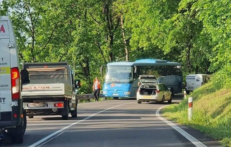 Nehoda, autobus, auto, Bojnice
