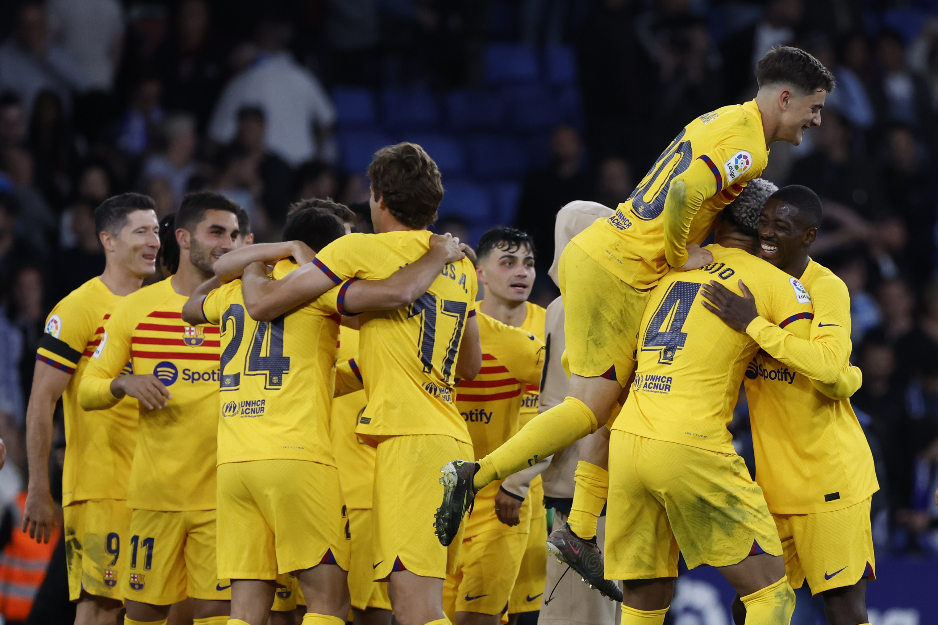 FC Barcelona sa vracia na španielsky ligový trón, rozhodol o tom triumf v mestskom derby nad Espanyolom