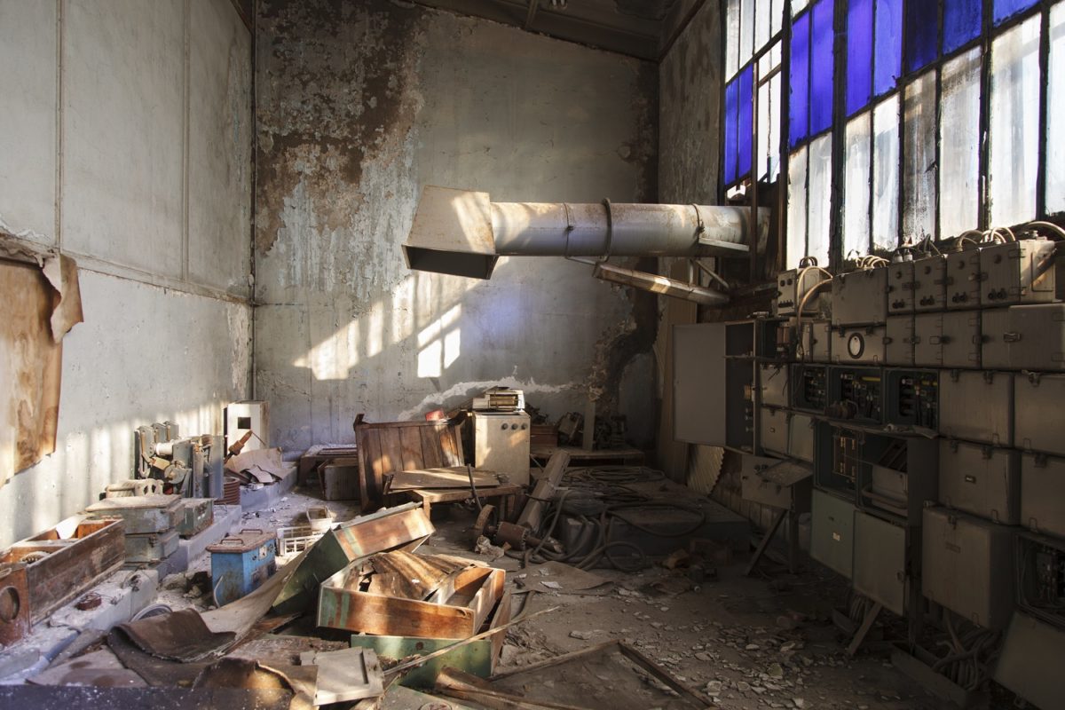 Opustená fabrika, ktorá vyžaduje revitalizáciu.
