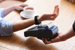 Making contactless payment with smartwatch