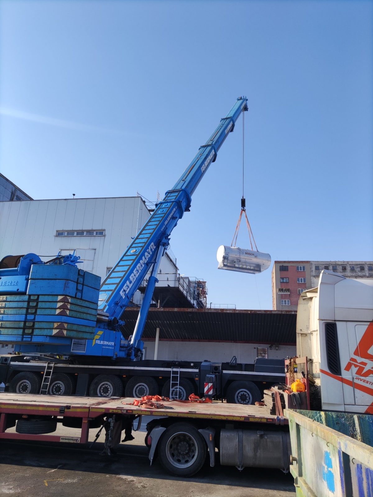Pri vymene kotla bolo nutne pouzit autozeriav o nosnostou 500 ton ktory ho vyniesol do vysky 12 metrov kde je situovana kotolna..jpg
