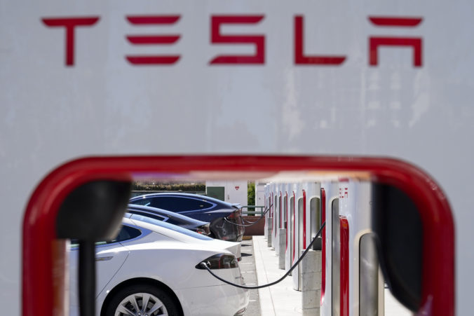 Globálny predaj elektromobilov Tesla v druhom kvartáli medziročne klesol, redukcia cien nepomohla