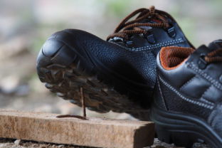 Black,Safety,Shoes,For,Use,In,Construction,Areas,To,Prevent
