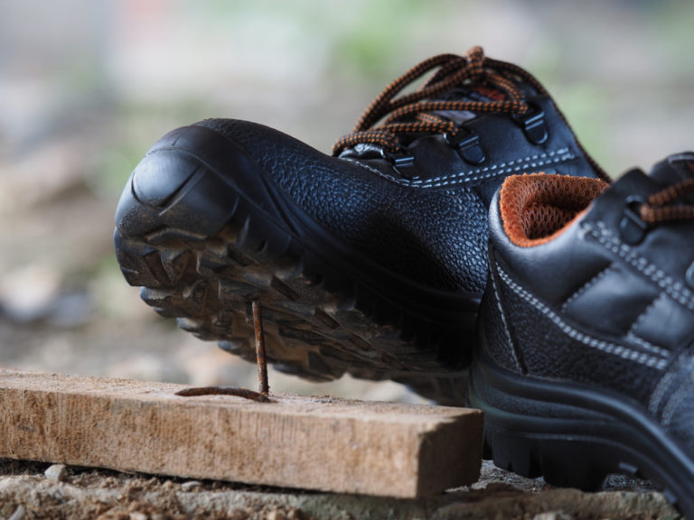 Black,Safety,Shoes,For,Use,In,Construction,Areas,To,Prevent