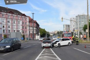 Zrážka áut v Bratislave