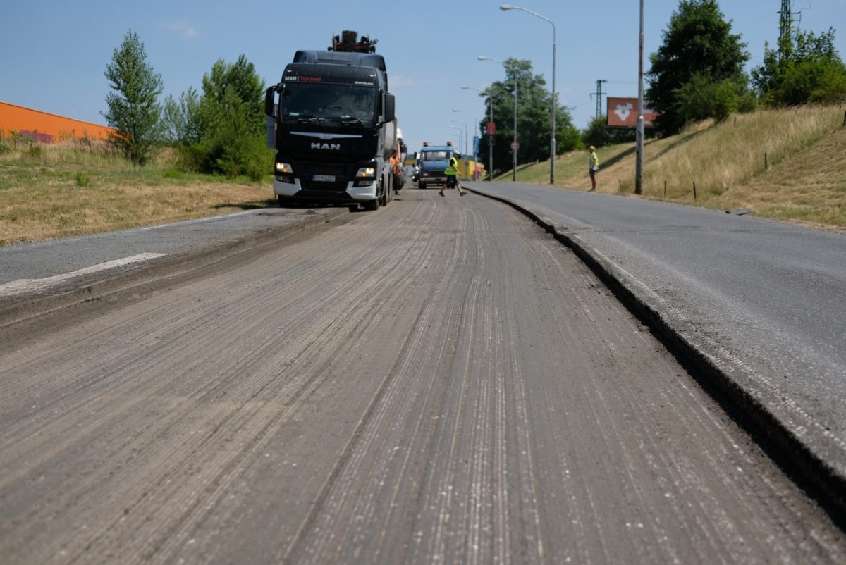 Práce na oprave vozovky v Devínskej Novej Vsi