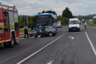 nehoda, zrážku autobusu s autom